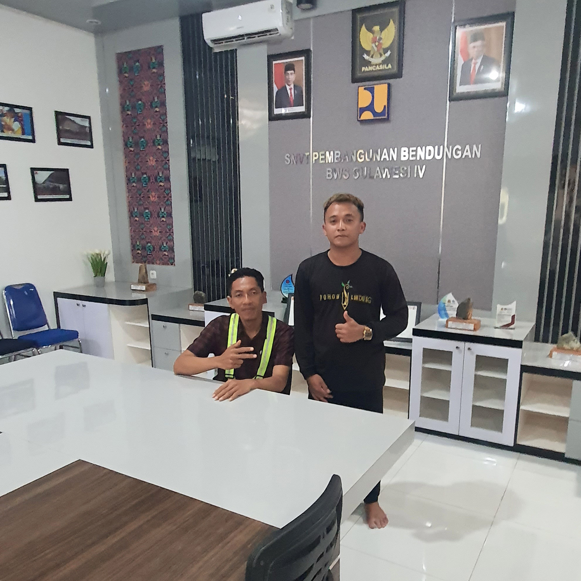 AKAR RUMPUT DAN POHON LINDUNG AKAR RUMPUT DAN POHON LINDUNG