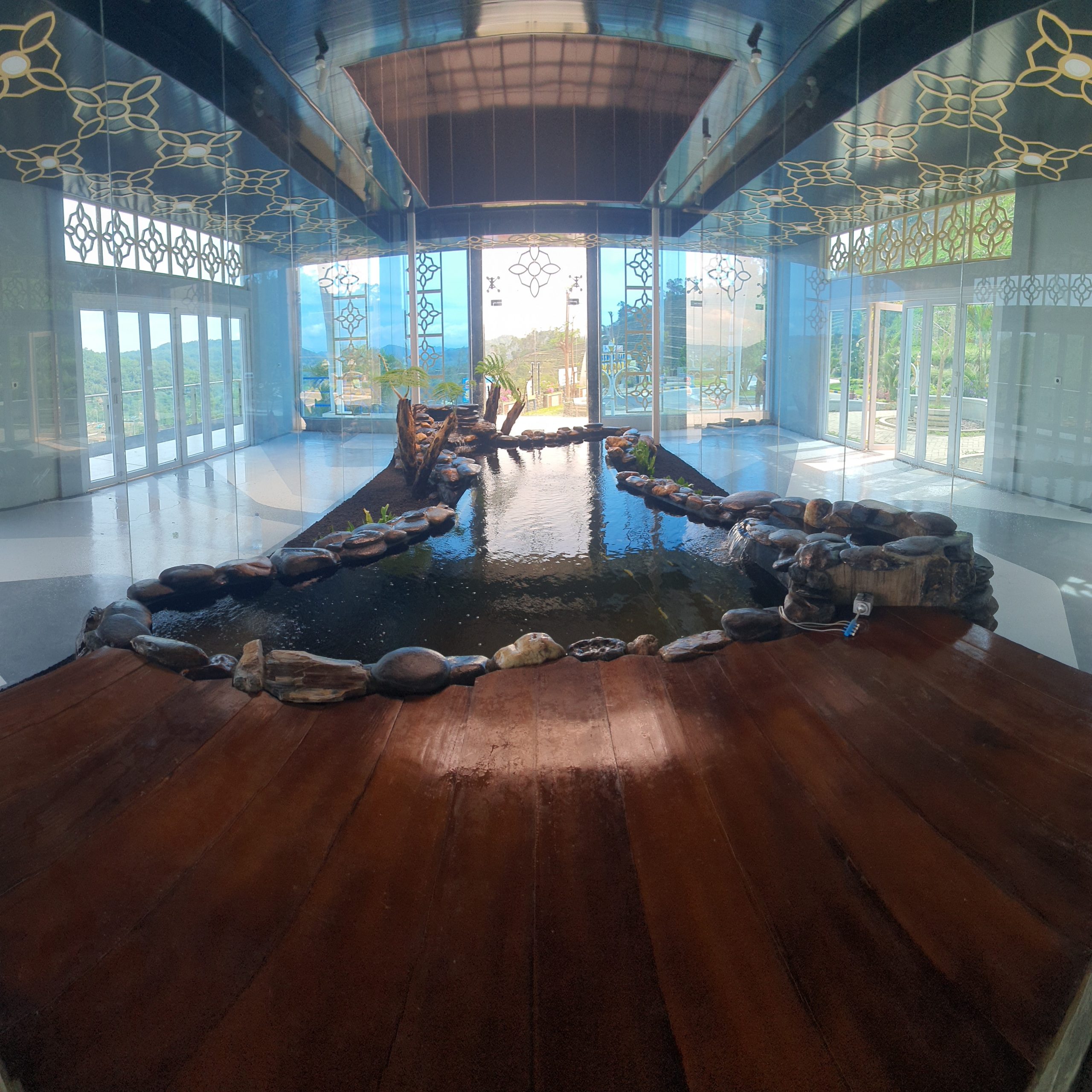 kolam koi pohon lindung